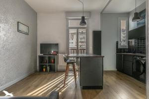 阿卡雄Arcachon Cœur de ville Appartement lumineux的房间里有一张桌子和几把椅子的厨房