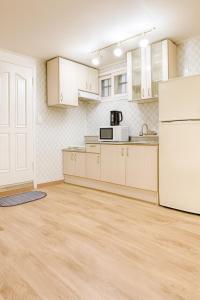 Una cocina o kitchenette en 1'Near Hongdae Station, 30sec on foot