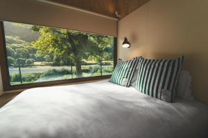 a bedroom with a large bed with a large window at HolaCamp Aran Aventura in Les