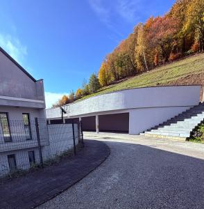 un edificio con una escalera al lado de una colina en Villa Tatjana, en Rogaška Slatina 57 fotos más