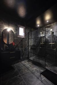 Koupelna v ubytování Lôuve-Moi Love Room & Spa