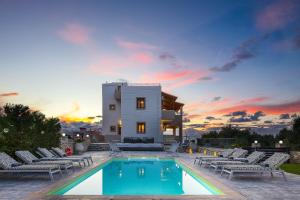 Πισίνα στο ή κοντά στο Villa Aris: A Serene Experience, 3BRs, Pool & Bbq