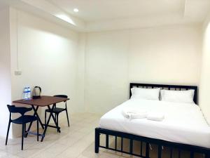 Ένα ή περισσότερα κρεβάτια σε δωμάτιο στο Patong Canal Villa 103