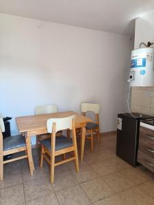 een keuken met een houten tafel en stoelen in een kamer bij El Parque in San Luis