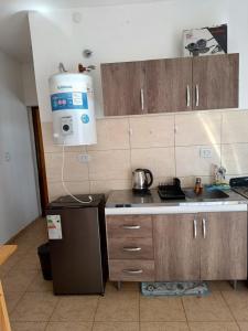 een keuken met een spoelbak en een fornuis bovenste oven bij El Parque in San Luis