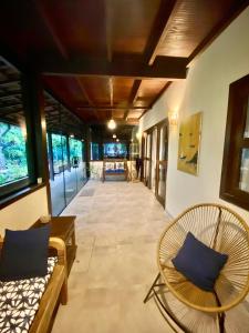 Et opholdsområde på Flat Yemanjá beira-mar, 4 pessoas, quarto e sala, piscina