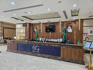 a hotel lobby with a reception desk and a television at فندق وفاق صدقي in Al ‘Azīzīyah