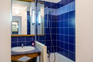 een blauwe betegelde badkamer met een wastafel en een douche bij La Pause Iodée - 100m de la plage in Bénodet +6 foto's