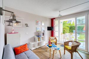 een woonkamer met een bank en een tafel bij La Pause Iodée - 100m de la plage in Bénodet