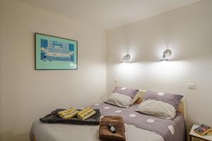 een slaapkamer met een bed met twee kussens bij La Pause Iodée - 100m de la plage in Bénodet