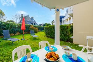 een tafel met een bord eten erop bij La Pause Iodée - 100m de la plage in Bénodet