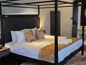 Postel nebo postele na pokoji v ubytování Golden Palm Tree Suite, Sepang, Malaysia