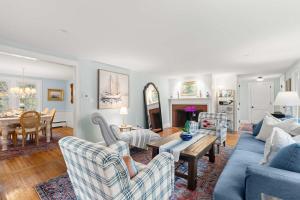 Posezení v ubytování Game Room Central AC 4 mins to Craigville Beach