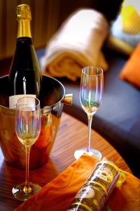 due bicchieri e una bottiglia di vino sul tavolo di L Ambrosien, un nid douillet a Saint-Ambroix