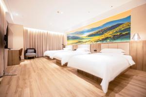 una habitación de hotel con 4 camas y un cuadro en la pared en Qingdao Likelai Garden Hotel, en Qingdao