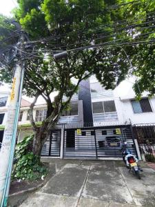 uma moto estacionada em frente a uma casa em Aparta Hotel Nini Cali em Cali