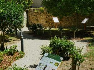 ポワティエにあるアパートホテル アダージョ アクセス ポワティエの看板と木と壁のある庭 +56枚の写真