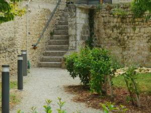 Un conjunto de escaleras en un edificio de piedra con una escalera. en Aparthotel Adagio Access Poitiers, en Poitiers