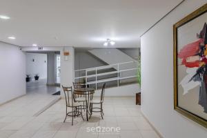 uma sala de jantar com mesa e cadeiras em Aptos em Prédio à Beira-mar em Meia Praia, Itapema - EVBs em Itapema