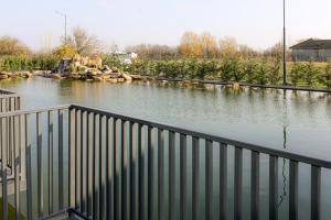vista di una cassa d'acqua con recinzione di Armonia de pe lac a Buzău