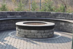 un muro di contenimento in mattoni con un braciere di Armonia de pe lac a Buzău