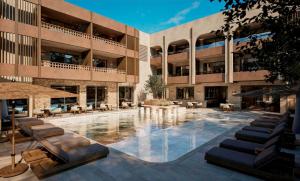 ein großes Gebäude mit einem Swimmingpool davor in der Unterkunft Aethra in Nydri