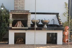 una cucina all'aperto con due ciotole sopra un camino di Armonia de pe lac a Buzău Altre 26 foto