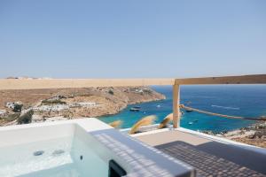 Una vista del océano desde el balcón de una casa. en Hotiday Mykonos South Coast, en Mykonos ciudad