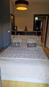 Ένα ή περισσότερα κρεβάτια σε δωμάτιο στο Gite le Soum, Bain nordique, Sauna