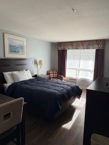una habitación de hotel con una cama y una ventana en OceanShores Inn, en Ocean Shores