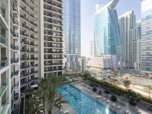 Blick auf die Skyline der Stadt mit Pool in der Unterkunft Zada Glam Sleek 1BDR Retreat-Business Bay-25 in Dubai