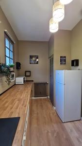 ein Wohnzimmer mit einem weißen Kühlschrank im Zimmer in der Unterkunft Gite Suyen, Bain nordique, Sauna in Arrens-Marsous