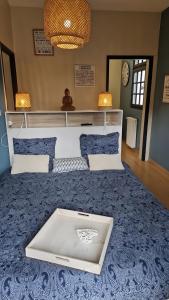 ein Schlafzimmer mit einem großen Bett und einem Tablett darauf in der Unterkunft Gite le tec, Bain nordique, Sauna in Arrens-Marsous + 34 Fotos