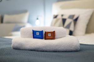 Südstadt-Apartment im Herzen von Paderborn في بادربورن: كومة من المناشف البيضاء على السرير