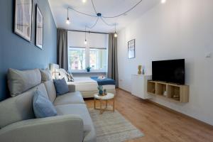 Südstadt-Apartment im Herzen von Paderborn في بادربورن: غرفة معيشة مع أريكة وتلفزيون +20 صورة