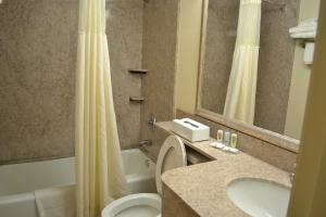 Ένα μπάνιο στο Motel 6 East Windsor, NJ Hightstown +29 φωτογραφίες