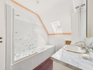 Koupelna v ubytování Maison pour 8 à Arradon, Golfe du Morbihan + 14 fotografií