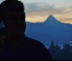 MaskeliyaChanuka Rest的一名男子站在山前