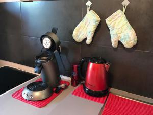 un bancone cucina con macchinetta del caffè e bollitore per il tè di beau T1 30 résidence sécurisée proche centre ville parking privé wifi a La Celle-sous-Gouzon