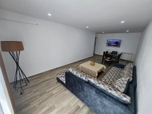 Μια τηλεόραση ή/και κέντρο ψυχαγωγίας στο Cozy Oranaise Escape T4 with Private Parking