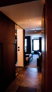 Habitación con pasillo y sala de estar con sofá. en Hotel Nassereinerhof, en Sankt Anton am Arlberg