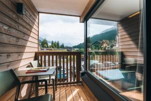 balcón con mesa y ventana grande en Hotel Nassereinerhof, en Sankt Anton am Arlberg 118 fotos más