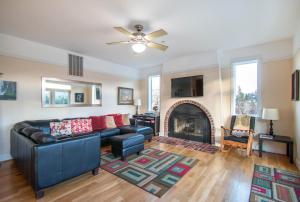 TV a/nebo společenská místnost v ubytování Hazel House 30 day minimum