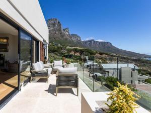 een balkon met uitzicht op de bergen bij Marang Villa in Kaapstad