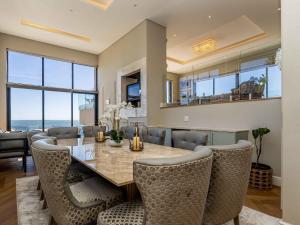 een eetkamer met een tafel en stoelen bij Marang Villa in Kaapstad
