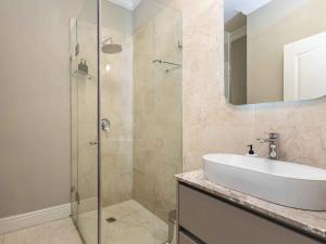 een badkamer met een wastafel en een douche bij Marang Villa in Kaapstad +21 foto's