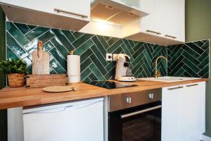 eine Küche mit einer Arbeitsplatte mit Spüle in der Unterkunft Le nid Briochin studio au coeur de Saint-Brieuc in Le Légué + 14 Fotos