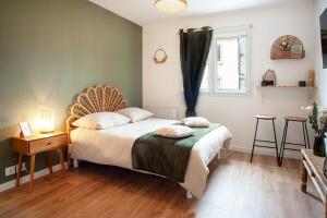 ein Schlafzimmer mit einem Bett und einem Fenster in der Unterkunft Le nid Briochin studio au coeur de Saint-Brieuc in Le Légué