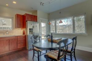 Kuchyň nebo kuchyňský kout v ubytování Surf's Up 30 Day Minimum + 13 fotografií