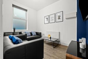 Posezení v ubytování Modern & Spacious, 4BR 4Bath, Parking, Sleeps 8